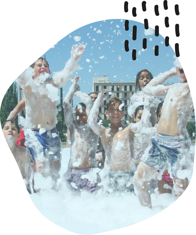 Niños jugando en la espuma